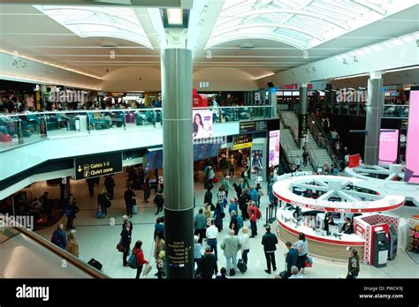 gatwick south terminal shops and restaurants.